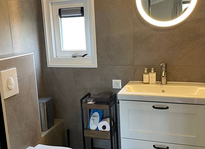 Das Ferienhaus in Scherpenzeel Gelderland bietet eine einzigartige Gartenatmosphaere mit einer Holzhuette inmitten der gruenen Natur an der Veluwe.