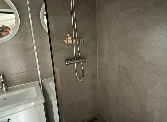 Das Ferienhaus in Scherpenzeel Gelderland bietet eine einzigartige Gartenatmosphaere mit einer Holzhuette inmitten der gruenen Natur an der Veluwe.