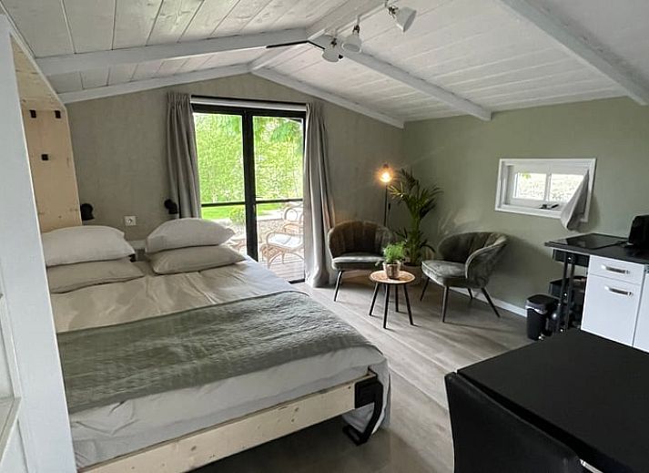 Das Ferienhaus in Scherpenzeel Gelderland bietet eine einzigartige Gartenatmosphaere mit einer Holzhuette inmitten der gruenen Natur an der Veluwe.
