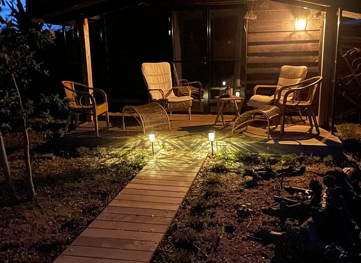 Das Ferienhaus in Scherpenzeel Gelderland bietet eine einzigartige Gartenatmosphaere mit einer Holzhuette inmitten der gruenen Natur an der Veluwe.