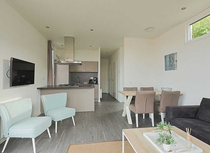 Stilvolles Wohnzimmer des freistehenden Hauses in Nunspeet, Veluwe, Gelderland, mit gemtlicher Sitzecke und viel Tageslicht.