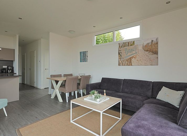 Stilvolles Wohnzimmer des freistehenden Hauses in Nunspeet, Veluwe, Gelderland, mit gemtlicher Sitzecke und viel Tageslicht.