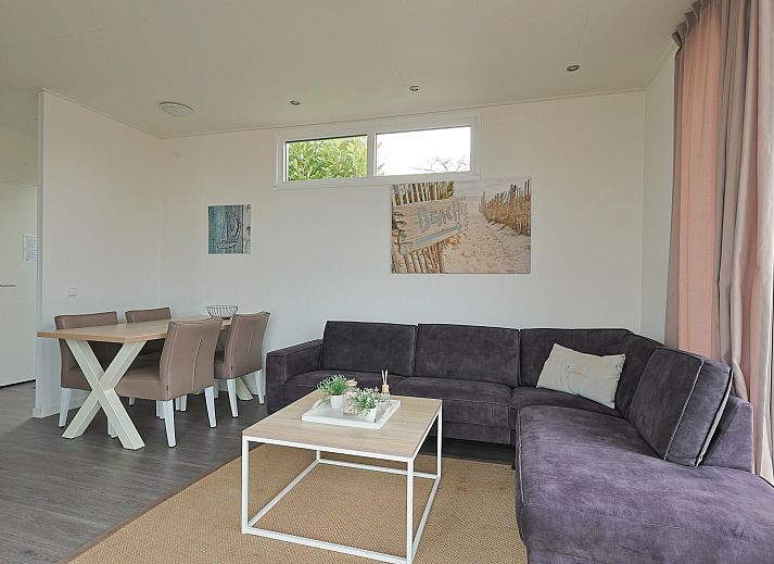 Stilvolles Wohnzimmer des freistehenden Hauses in Nunspeet, Veluwe, Gelderland, mit gemtlicher Sitzecke und viel Tageslicht.