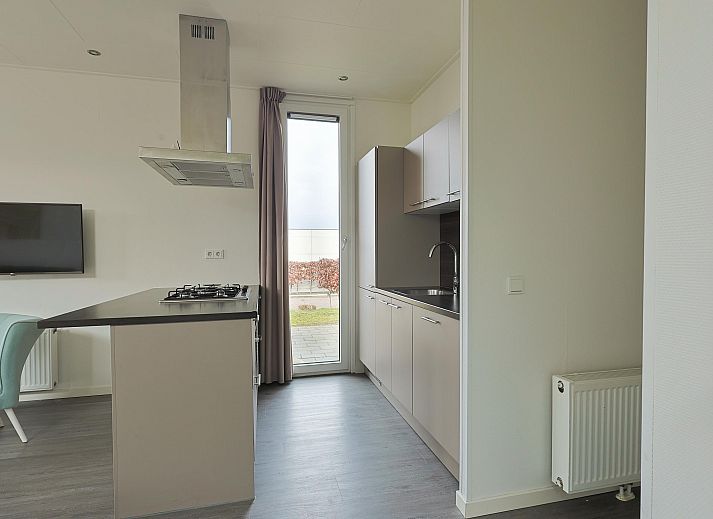Modern kitchen in the detached house in Nunspeet, Veluwe, overlooking the garden. Perfect vacation home for a relaxing stay in Gelderland.