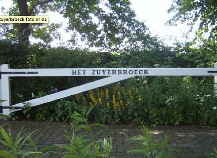 Geniet van de rustieke picknicktafel in de tuin van Het Zuyerbroeck, bed and breakfast in Nunspeet, Veluwe.