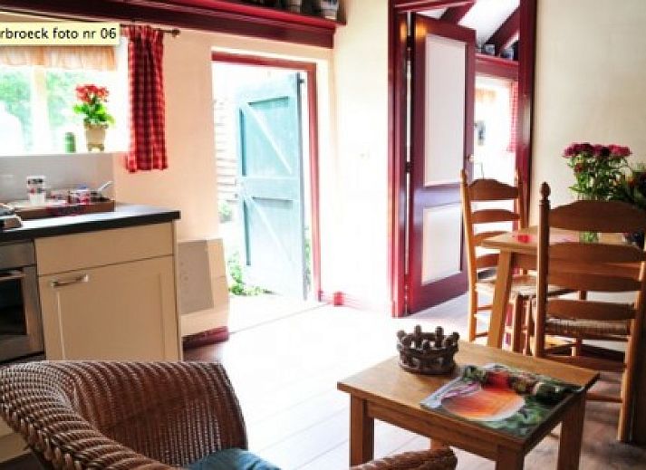 Geniet van de rustieke picknicktafel in de tuin van Het Zuyerbroeck, bed and breakfast in Nunspeet, Veluwe.