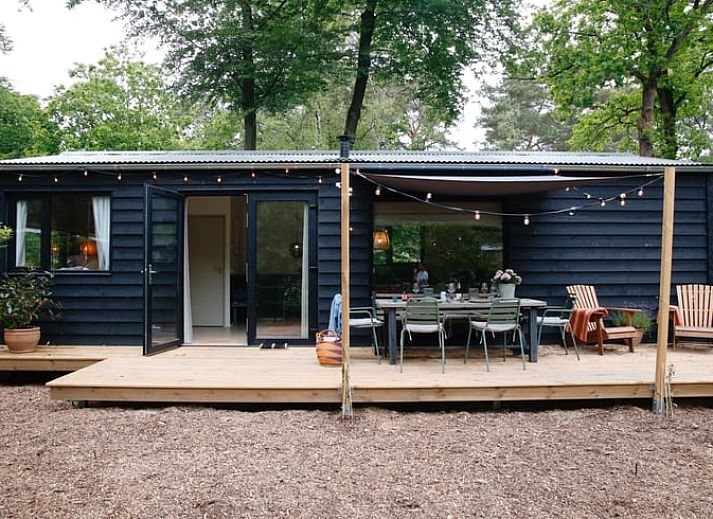 Gezellige veranda bij Huisje in Nunspeet, vakantiehuis op de Veluwe in Gelderland.
