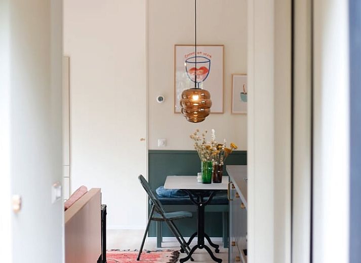Slaapkamer met uitzicht op de natuur in Huisje in Nunspeet, Veluwe, Gelderland.