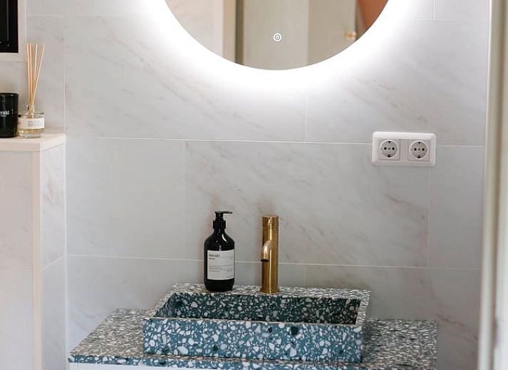 Slaapkamer met uitzicht op de natuur in Huisje in Nunspeet, Veluwe, Gelderland.