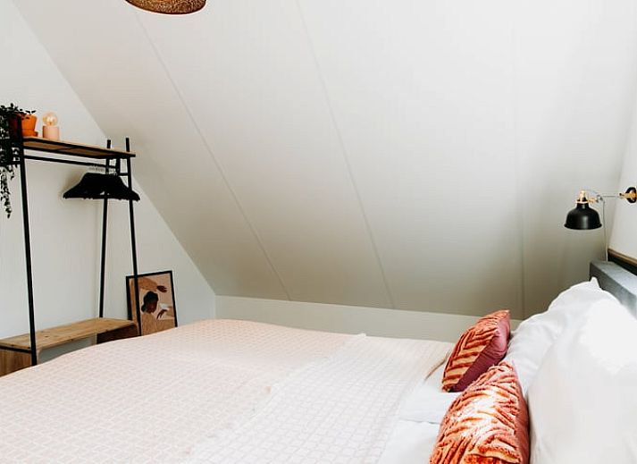 Spacious terrace at cottage in Nunspeet, Veluwe, surrounded by nature and with comfortable seating.