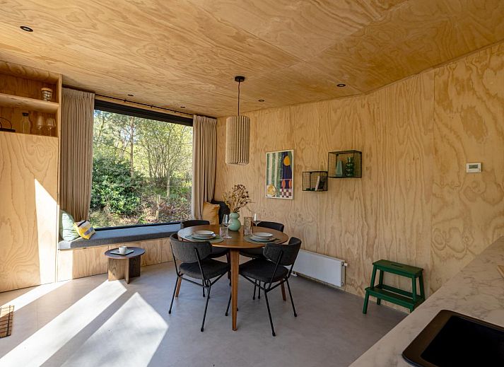 Vakantiehuis Mos in Nunspeet, Veluwe omringd door natuur, met ruim terras en moderne architectuur, ideaal voor ontspanning in Gelderland.