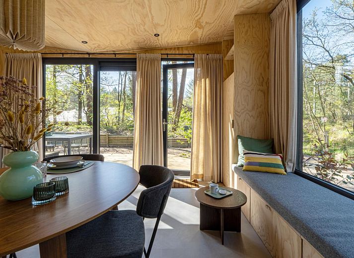 Vakantiehuis Mos in Nunspeet, Veluwe omringd door natuur, met ruim terras en moderne architectuur, ideaal voor ontspanning in Gelderland.