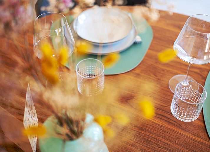 Moderne keuken en eetruimte in vakantiehuis Mos, Nunspeet, Veluwe. Geniet van natuurlijke lichtinval en uitzicht op de bosrijke omgeving.