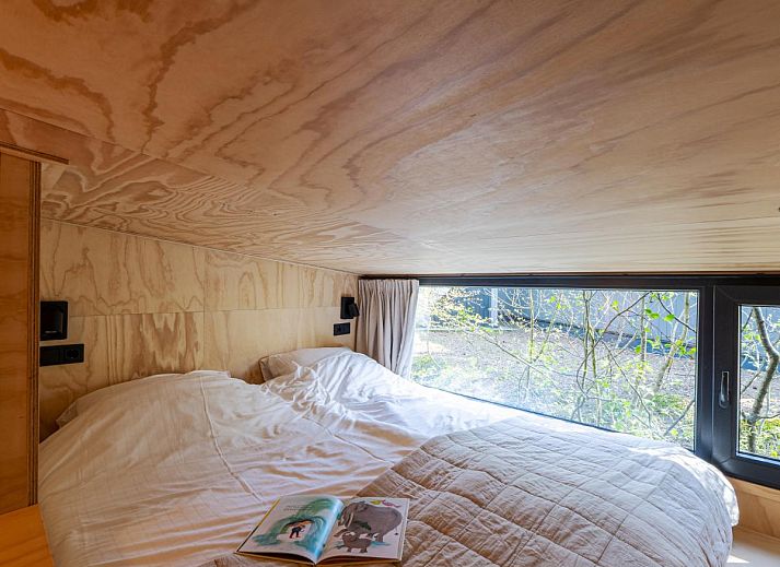 Moderne keuken en eetruimte in vakantiehuis Mos, Nunspeet, Veluwe. Geniet van natuurlijke lichtinval en uitzicht op de bosrijke omgeving.