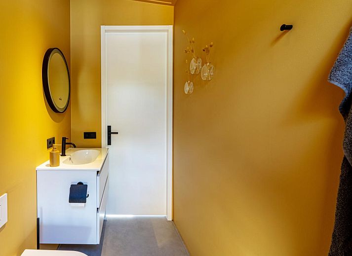 Moderne keuken en eetruimte in vakantiehuis Mos, Nunspeet, Veluwe. Geniet van natuurlijke lichtinval en uitzicht op de bosrijke omgeving.