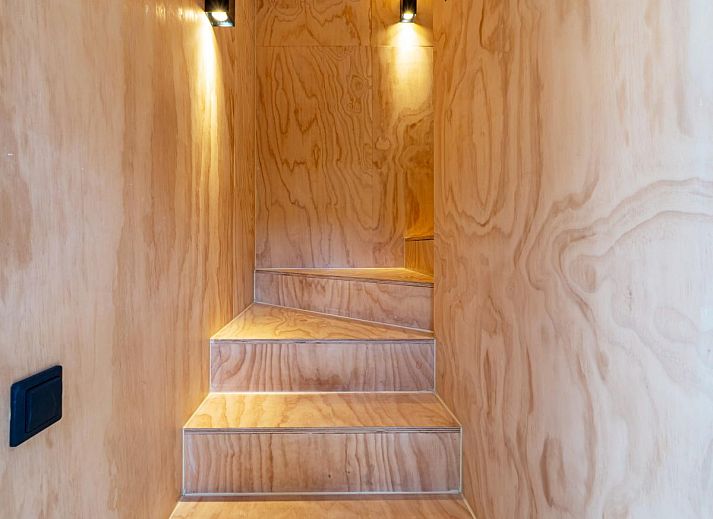 Moderne keuken en eetruimte in vakantiehuis Mos, Nunspeet, Veluwe. Geniet van natuurlijke lichtinval en uitzicht op de bosrijke omgeving.