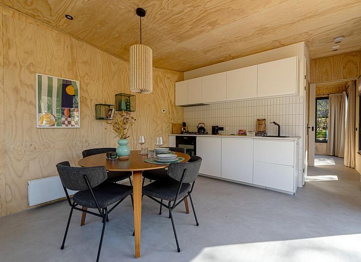 Binnenruimte van vakantiehuis Mos in Nunspeet, Veluwe, met uitzicht op terras en natuur. Ideale plek voor ontspanning in Gelderland.