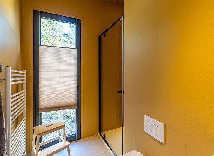 Moderne keuken in vakantiehuis Mos, Nunspeet, Veluwe met strakke witte kasten en houten accenten voor een gezellige sfeer.