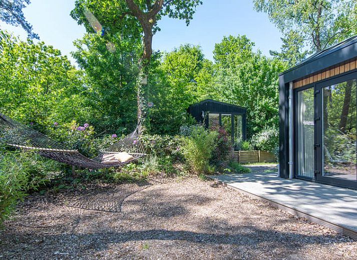 Ferienhaus in Nunspeet mit Holzfassade und Terrasse, ideal gelegen in der Natur der Veluwe, Gelderland.