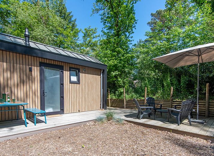Ferienhaus in Nunspeet mit Holzfassade und Terrasse, ideal gelegen in der Natur der Veluwe, Gelderland.