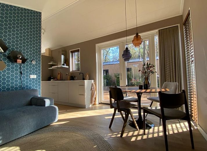 Entspannen Sie sich in der Haengematte im Ferienhaus in Nunspeet, das in der gruenen Natur der Veluwe in Gelderland liegt.