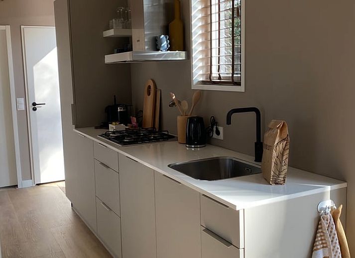 Geniessen Sie die Terrasse des Ferienhauses in Nunspeet, das in Veluwe, Gelderland, inmitten der Natur und Ruhe liegt.