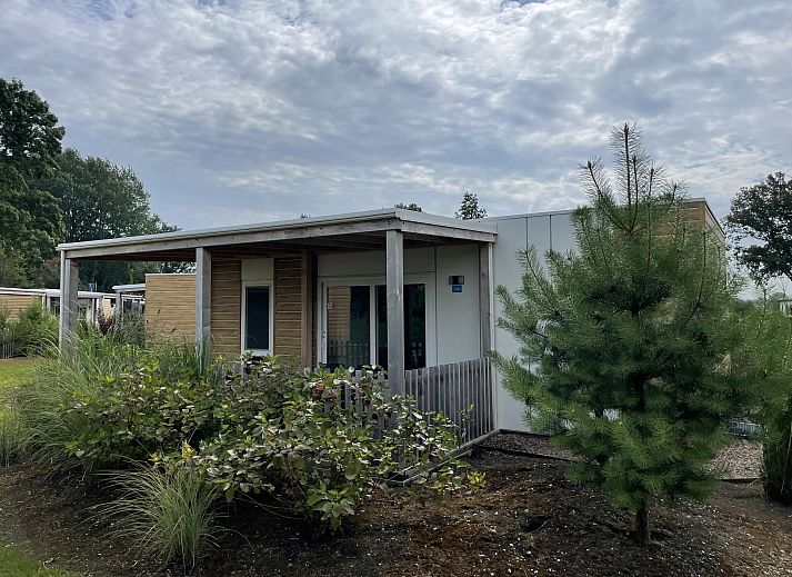 Veranda van de vrijstaande woning in Nunspeet, vakantiehuis op de Veluwe, Gelderland met houten terras en landelijke omgeving.