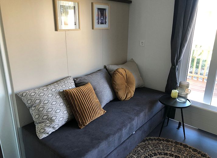 Veranda van de vrijstaande woning in Nunspeet, vakantiehuis op de Veluwe, Gelderland met houten terras en landelijke omgeving.