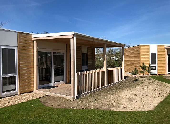 Veranda van de vrijstaande woning in Nunspeet, vakantiehuis op de Veluwe, Gelderland met houten terras en landelijke omgeving.