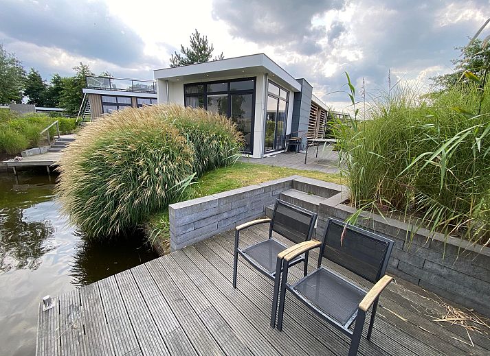 Lichte woonkamer van Chalet in Nunspeet, Veluwe, met uitzicht op natuur.