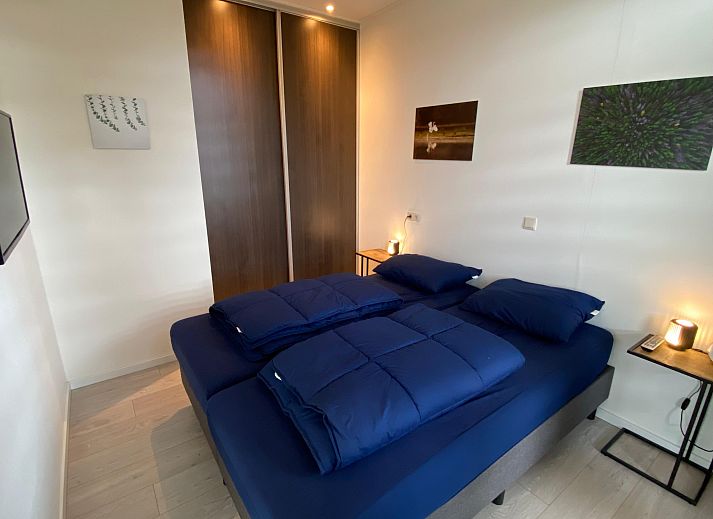 Lichte woonkamer van Chalet in Nunspeet, Veluwe, met uitzicht op natuur.