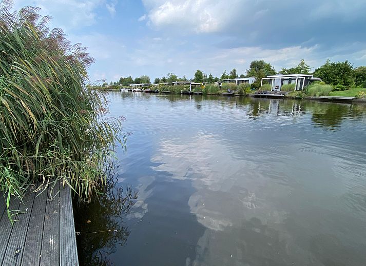Lichte woonkamer van Chalet in Nunspeet, Veluwe, met uitzicht op natuur.