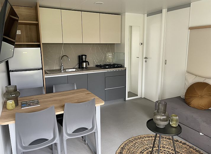 Veranda van Chalet in Nunspeet, Veluwe, met uitzicht op groene omgeving.