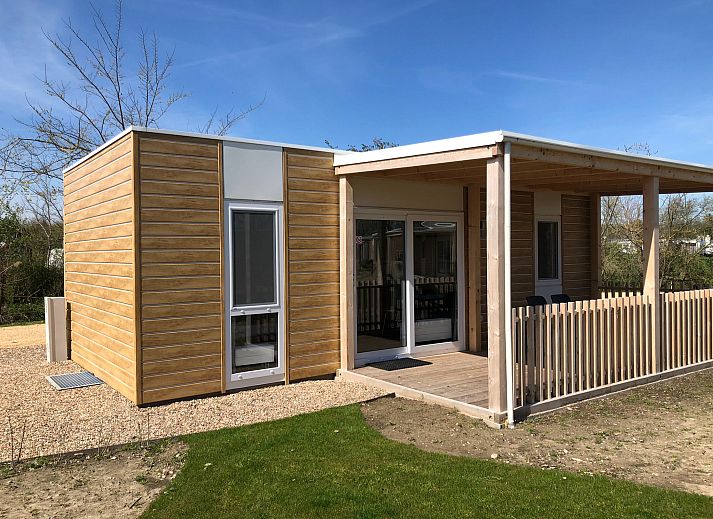 Chalet in Nunspeet mit Holzveranda, gelegen in Veluwe, Gelderland.