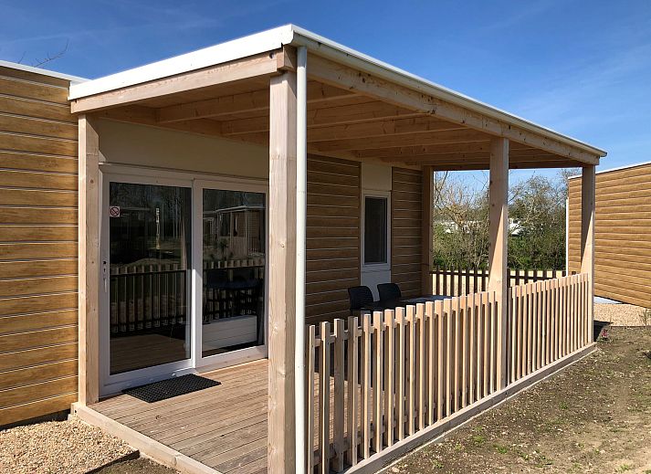 Chalet in Nunspeet mit Holzveranda, gelegen in Veluwe, Gelderland.