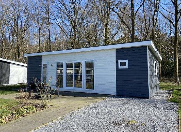 Gemtliches Wohnzimmer in einem freistehenden Haus in Nunspeet, Veluwe, Gelderland, mit moderner Einrichtung und Blick auf die grne Umgebung.