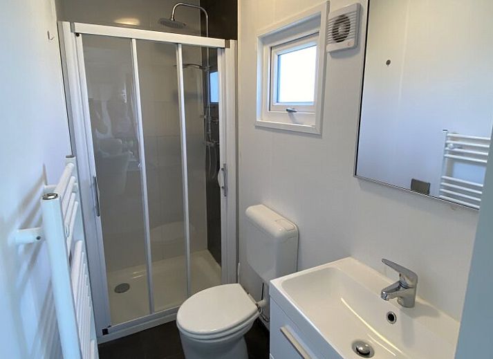 Gemtliches Wohnzimmer des Chalets in Nunspeet mit Blick auf die Veluwe, Gelderland.