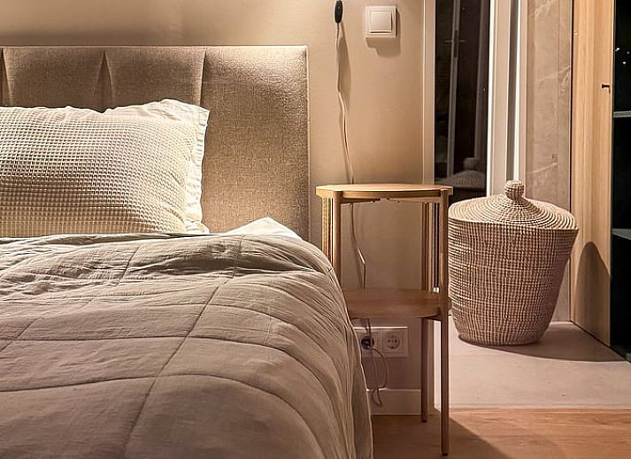 Entspannen Sie sich in einer Haengematte im Ferienhaus in Nunspeet, das in der Veluwe-Natur in Gelderland liegt und ueber eine charmante Holzterrasse verfuegt.