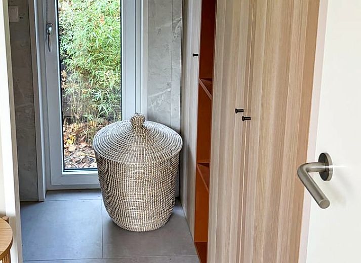 Gemuetliches Schlafzimmer im Ferienhaus in Nunspeet, Veluwe, mit stimmungsvoller Beleuchtung und bequemem Bett fuer einen entspannten Aufenthalt.