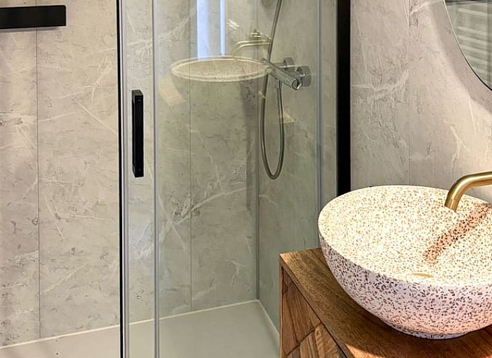 Gemuetliches Schlafzimmer im Ferienhaus in Nunspeet, Veluwe, mit stimmungsvoller Beleuchtung und bequemem Bett fuer einen entspannten Aufenthalt.