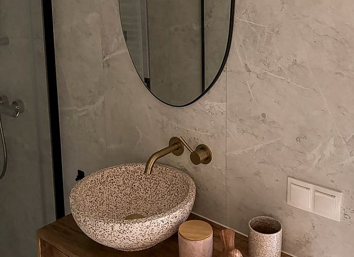 Gemuetliches Schlafzimmer im Ferienhaus in Nunspeet, Veluwe, mit stimmungsvoller Beleuchtung und bequemem Bett fuer einen entspannten Aufenthalt.