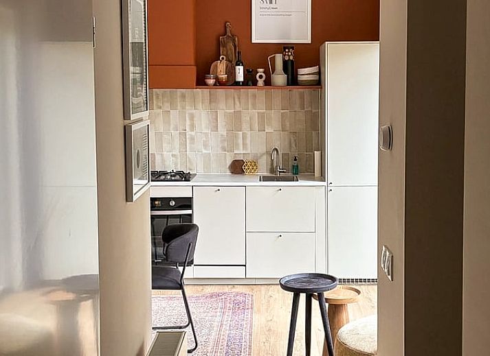 Gemuetliches Schlafzimmer im Ferienhaus in Nunspeet, Veluwe, mit stimmungsvoller Beleuchtung und bequemem Bett fuer einen entspannten Aufenthalt.