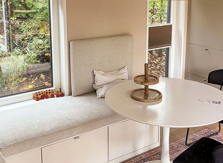 Gemuetliches Schlafzimmer im Ferienhaus in Nunspeet, Veluwe, mit stimmungsvoller Beleuchtung und bequemem Bett fuer einen entspannten Aufenthalt.