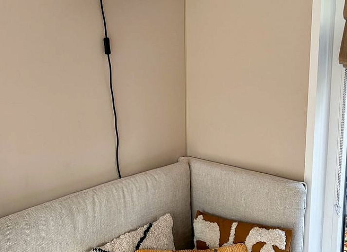 Gemuetliches Schlafzimmer im Ferienhaus in Nunspeet, Veluwe, Gelderland mit bequemem Bett und stimmungsvoller Beleuchtung.