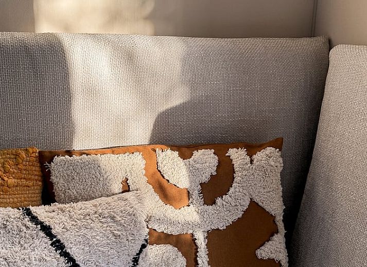 Gemuetliches Schlafzimmer im Ferienhaus in Nunspeet, Veluwe, Gelderland mit bequemem Bett und stimmungsvoller Beleuchtung.