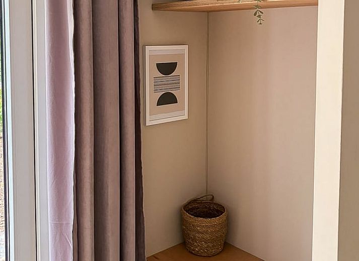 Gemuetliches Schlafzimmer im Ferienhaus in Nunspeet, Veluwe, Gelderland mit bequemem Bett und stimmungsvoller Beleuchtung.