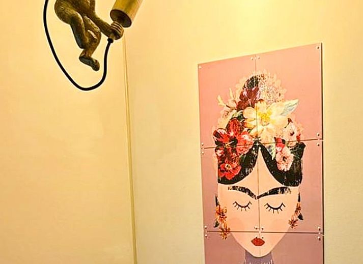 Gemuetliches Schlafzimmer im Ferienhaus in Nunspeet, Veluwe, Gelderland mit bequemem Bett und stimmungsvoller Beleuchtung.