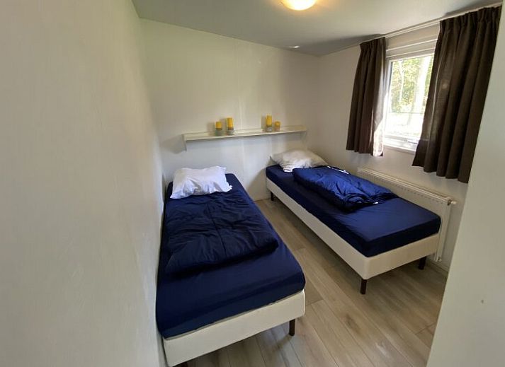 Gemtliches Wohnzimmer des freistehenden Hauses in Nunspeet, Veluwe, Gelderland, mit moderner Einrichtung und Blick auf die grne Umgebung.