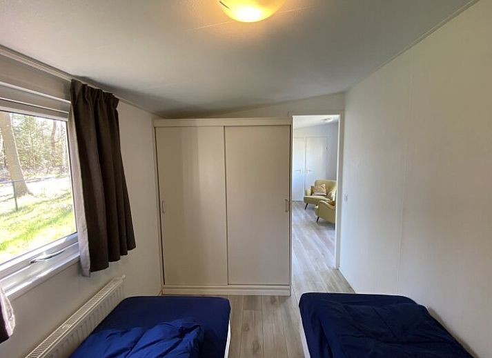 Gemtliches Wohnzimmer des freistehenden Hauses in Nunspeet, Veluwe, Gelderland, mit moderner Einrichtung und Blick auf die grne Umgebung.