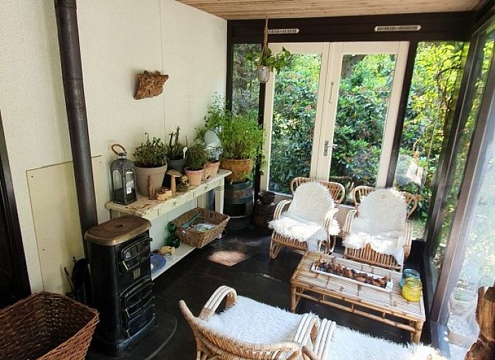 Ontspannen zithoek in de natuur bij vakantiehuis Jutta in Nunspeet, Veluwe. Geniet van rust en groen in Gelderland.